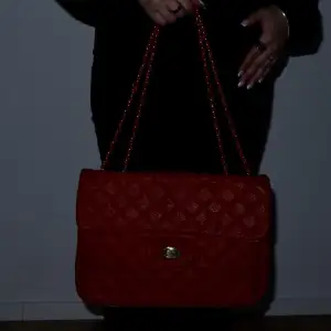 Unik och fin röd väska med guld detaljer på! (Frakt tillkommer)