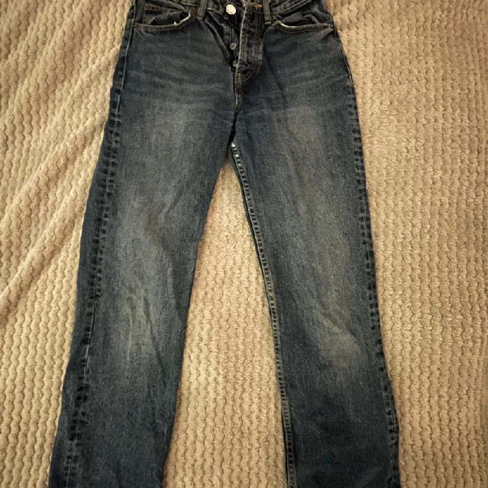 Säljer dessa mid rise jeans från zara i storlek 36💕. Jeans & Byxor.