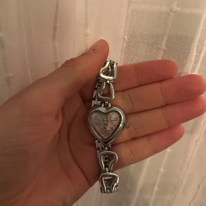 Super söt klocka i stainless steel - Super söt klocka i stainless steel som jag fick i födelsedagspresent. Säljer då jag inte gillar klockor och tror någon annan hade gett den mer kärlek. Den är från märket Jean marc.  Använd gärna köp nu!  Om flera är intresserade startar jag bud. 🩷🩷