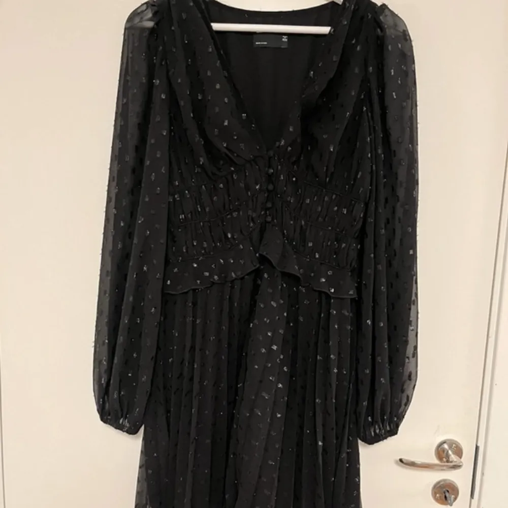 Slutsåld jättefin klänning från Asos. Perfekt till nyår!✨Säljes då den är för liten för mig (jag är 36a men passar nog 34a). Skriv så kan jag skicka fler bilder! 💘 . Klänningar.