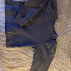 Supersöt puffärmad sweatshirt🎀 - Supersöt puffärmad sweatshirt säljes pga att den inte kommer till användning. Pyttelite nopprig (se bild 3) men som bara syns på jättenära håll, därav priset nypris 299kr mitt pris 150kr. Köptes sensommaren 22. Skriv till mig vid intresse.🎀🎊🎉