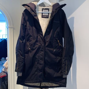 Didriksons vinterjacka   - Relativt många fickor som är djupa. Varm och lång jacka.  Skick 9,5/10 använd endast under vinterhalvåret 2019💕Nypris 2195kr Storlek 40