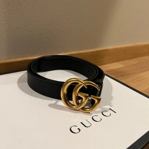 Gucci bälte - Äkta Gucci-bälte med både tillhörande påse och låda. Använd sparsamt, mycket fint skick. Kvittens på köp från Gucci’s hemsida finns.  Strl 90