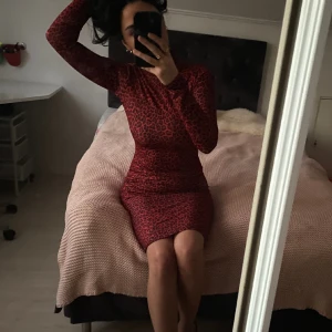 Klänning  - Super fin klänning från Gina tricot i storlek S. Den kommer tyvärr inte till användning längre, använt endast en gång.Kontakta mig gärna för fler bilder