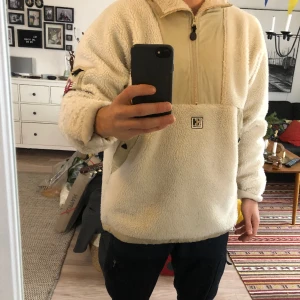 Fleeceparkas Helly Hansen - Fleecetröja i parkas modell från Helly Hansen, med fickor.  Sparsamt använd och i gott skick. 