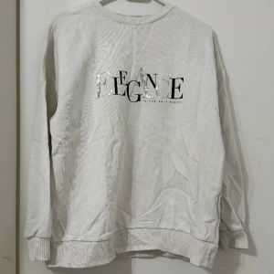 Vanlig vit tröja  - Enkel varm långärmad tröja. Sälj för den är för stor.