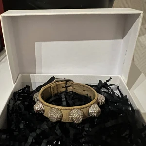 Balenciaga armband - Säljer detta skiiiit coola armband från Balenciaga, använt skick där av priset❤️