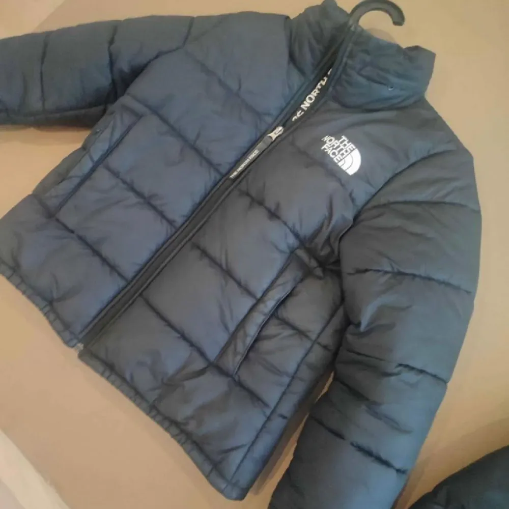 En Puffer jacket i bra skick Str S Nypris: 2000 Köpare står för frakt Pris är inte hugget i sten. Jackor.
