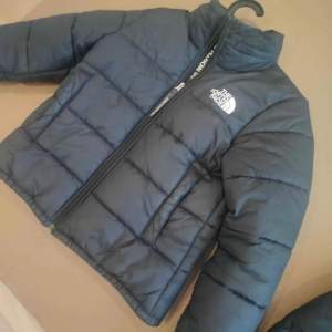 En Puffer jacket i bra skick Str S Nypris: 2000 Köpare står för frakt Pris är inte hugget i sten