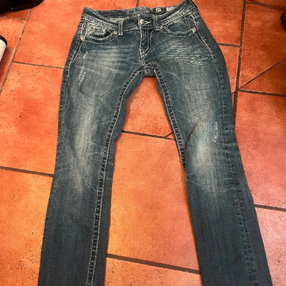 Säljer ett par miss me jeans med vit/silvriga sömmar i superfint skick, nästintill oanvända storlek 25. Innerbenslängd: 85cm Midjemått rakt över: 39,5💕 800 +frakt eller lämpligt bud med rätt att neka💕. Jeans & Byxor.