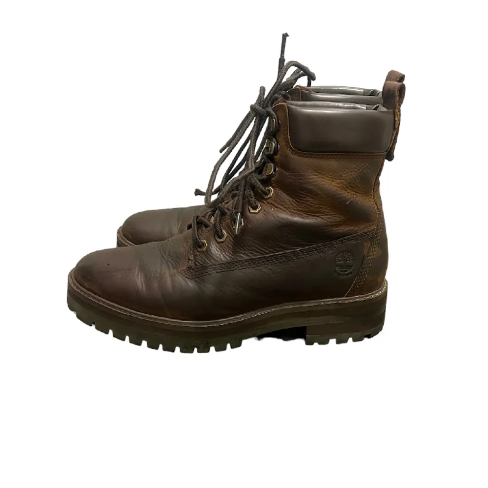 Timberland Courma Guy Waterproof Boots  - I väldigt bra skick  - köpt förra året. Använda en säsong   - Storlek 42 - Bruna / svarta  - Väldigt praktiskt för snön / vintern. - har dessutom kartongen  - Väldigt varma . Skor.