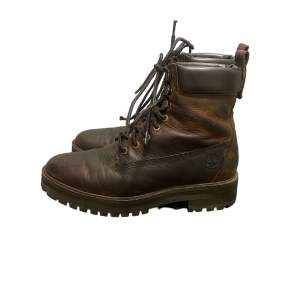 Timberland Courma Guy Waterproof Boots  - I väldigt bra skick  - köpt förra året. Använda en säsong   - Storlek 42 - Bruna / svarta  - Väldigt praktiskt för snön / vintern. - har dessutom kartongen  - Väldigt varma 