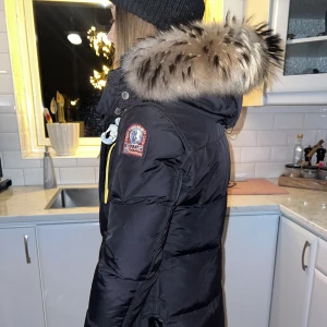 Vinter jacka  - Säljer min nästan helt nya vinterjacka som är köpt på pondus förra året då detta inte är min stil längre. Den är använd fåtal gånger. Säljer den för 7500kr ordinarie pris 10000kr vid snabb affär 7000kr