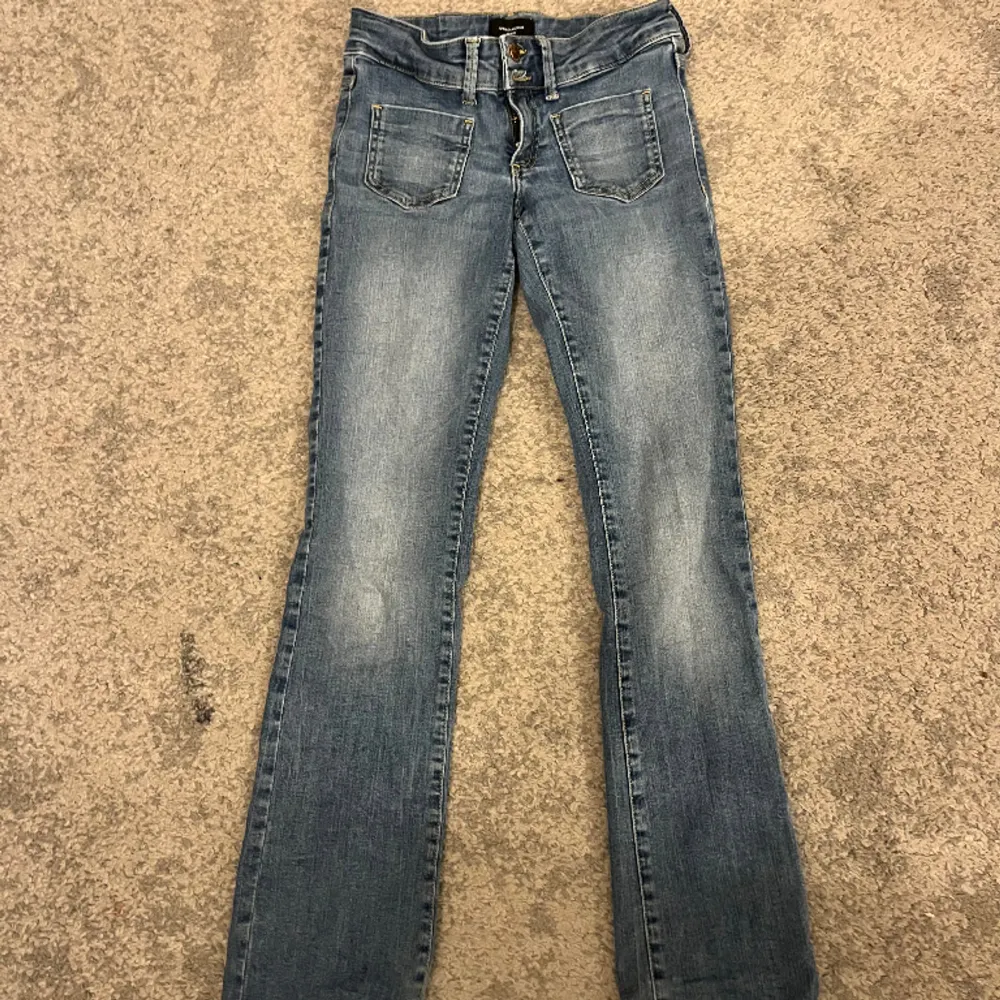 Super gnugga Lågmidjade jeans från Vera Moda. Det har super coola fickor framtill men även backtill. . Jeans & Byxor.