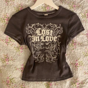 T-shirt  - T-shirt från H&M Knappt använd så i gott skick! I str S