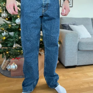 Jeans - DrDenim Dash stone cast mid blue jeans i en mörkblå tvätt Inköpta från zalando Storlek 32/34 Knappt använda i bra skick