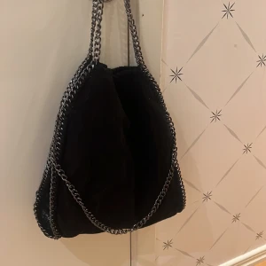 Stella McCartney liknande väska - Inte min stil därav inte kommit till användning💗ny skick