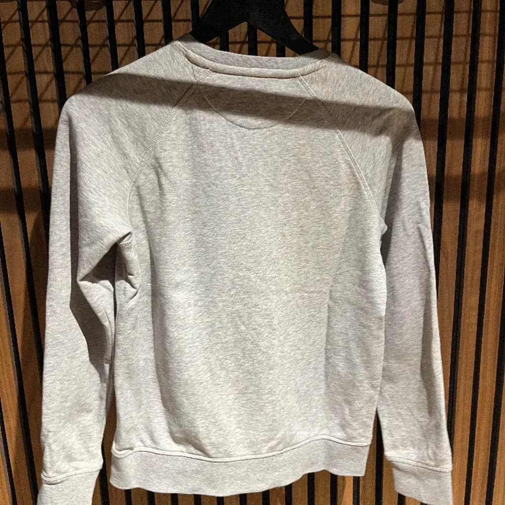 Säljer en Gant sweatshirt i färgen grå, passar parfekt att ha över en skjorta!👌storlek S! Säljer den för 175kr!😁. Tröjor & Koftor.