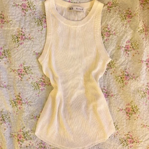 Basic vit topp - Topp från Zara, använt Max 3 ggr I str S 