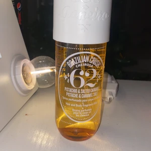 Sol de Janeiro body mist🧡 - Lukten pistachio och salted caramel, knappt använd då jag inte riktigt tycker den passar mig men i övrigt luktar den jätte gott!!