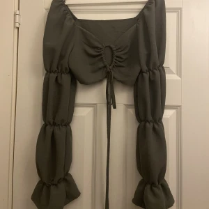 Fint set - Väldigt fint set dock har den aldrig  kommit till användning, storlek S, setet tillsammans för 50kr