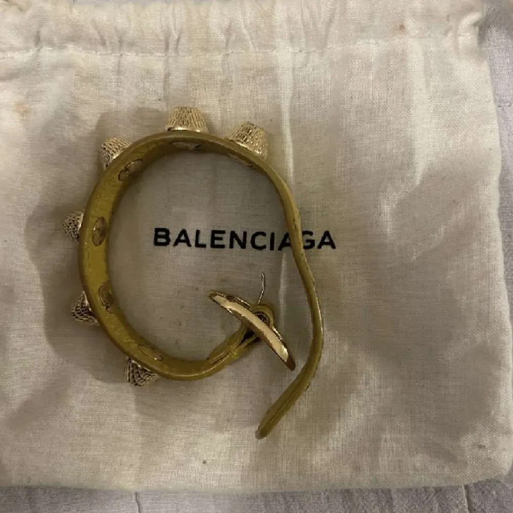 Säljer en fin balenciaga armband i gul💛💛 . Accessoarer.