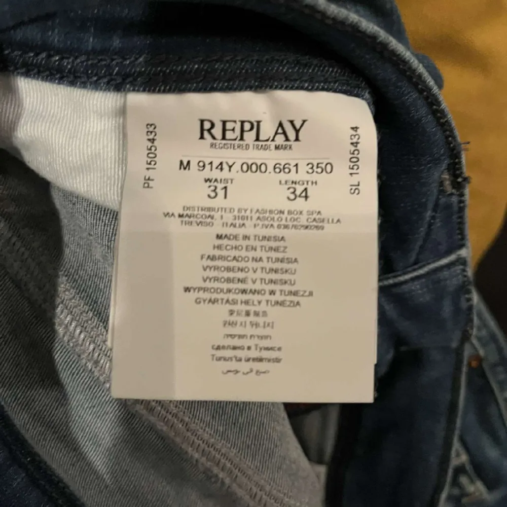 Replay anbass jeans - Storlek 31:34 - Inga defekter (9/10) - Vårt pris: 399kr, Ny pris: ca 1500kr - Modellen är 192 cm - Hör av er om ni har några frågor och kom ihåg att priset ofta är förhandlingsbart!. Jeans & Byxor.
