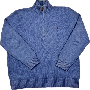 Ralph Lauren Half-Zip Tröja - Ljusblå halfzip tröja från Ralph Lauren i väldigt fint skick! Storlek L, ställ gärna frågor!😊