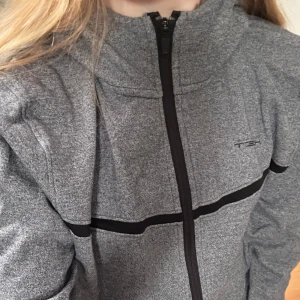 Tränings zip up - Grå tränings zip up. Köparen står för frakt! Skriv gärna om ni har några frågor:)💐
