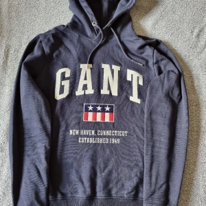 Gant Hoodie - En i princip helt oanvänd GANT hoodie som fortfarande är mjuk och gosig i materialet. Säljes då jag snarare har en M än S. Hör av dig om du har några frågor, priset är inte hugget i sten så kom med förslag, mvh Melker. 