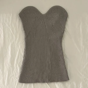 Ribbstickad tubtopp - Säljer en jättefin tröja som tyvärr inte passar mig, den är i nyskick från HM🤍Skriv för fler bilder eller frågor. Den är i storlek XS den är väldigt stretchig och passar nog många, säljer för 50kr