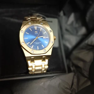 Guld metall klocka  - Stilren klocka som passar alla outfits. Den är vattentät(30Atm)