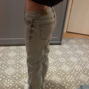Jeans  - Säljer nu mina jeans från Gina tricot då dom är för små i midjan (därför gylfen inte är stängd) storlek 32 lågmidjade jätte fina💓💓