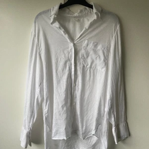 ARKET linne skjorta  - Vit skjorta i linne från arket. Storlek 36, dock oversized modell så passar uppemot 40 typ. Skriv för fler bilder! 💖