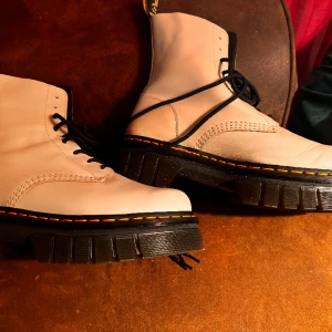 Dr. Martens Aubrick 8 platform boots - Nyskick, endast provade. Nypris: 2.400kr Cobblestone grey 