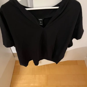 Svart tröja  - Köptes på plick men var för stor. Super fin till många olika plagg