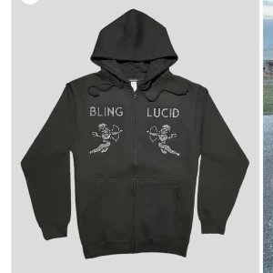 Bling lucid hoodie - Säljer min bling lucid då den knappt kommer till användning storleken på tröjan är L och sitter bra på folk som har L. Nypris 699 plus frakt på typ 70 kr jag säljer för 500