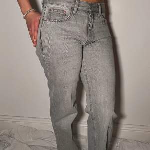 Fina grå jeans mid  Modellen är 166cm!  Mått: Ytterbenslängd 101cm Innerbenslängd 78cm Midjan 36cm Midjehöjd 24cm Benbredd 20cm