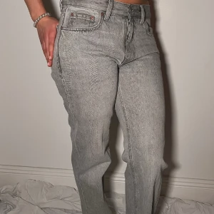 # 02 Gråa Mid Waist Jeans👖 - Fina grå jeans mid  Modellen är 166cm!  Mått: Ytterbenslängd 101cm Innerbenslängd 78cm Midjan 36cm Midjehöjd 24cm Benbredd 20cm
