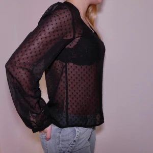 # 02 Långärmad glittrig blus🖤 - Fest tröja ✨  Modellen är 170cm!