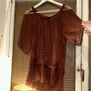 Röd blus - Superfin röd blus med fin passform.