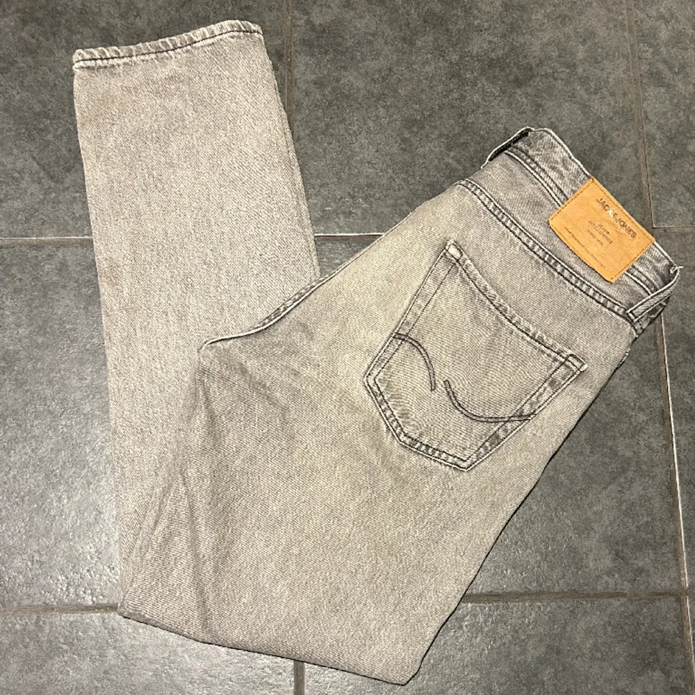 Feta Jack and Jones jeans i modellen chris loose/ inga anmärkningar förutom lite nötta vid ena byxmynningen/ nypris 700 vid snabb affär 199. Jeans & Byxor.
