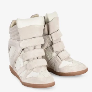 Isabel Marant skor - Jättefina beiga Isabel Marant skor. Storlek 38 men skulle säga att de passar 37-39. Lite smutsiga men inget man tänker på🤍🤍