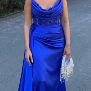 Festklänning, balklänning  - Väldigt fin och elegant festklänning i storlek 38 men går även att förminska. Köptes för 5600kr och säljer den för 1000kr eftersom den är lite nopprig men inget som syns 