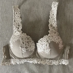 Intissimi BH - Supersöt Intissimmi BH i storlek 75B. Använd en del men i mycket bra skick. Fraktkostnad tillkommer. Pris går att diskuteras😇