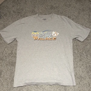 Palace Tee - Asfet palace t-shirt köpt på Palace butiken i London. Köpt för 70£ och knappt använd. 10/10 skick! Skriv om du har några frågor. OBS priset är ej hugget i sten.