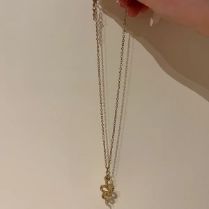Halsband - Guld halsband med orm och diamanter på. . Säljer pga av att den är för liten. Köparen står för frakt! Skriv gärna om ni har några frågor:)💐