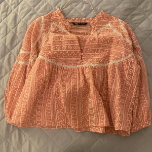 Zara blus i rosa - Jätte fin rosa blus med vita detaljer, perfekt till middagar eller våren!