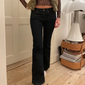 Mörkblå lowwaist jeans😍 - Såå fina mörkblå lowwaist jeans🫶🏻passar till allt!! Modell 170, skriv för mått❤️‍🔥