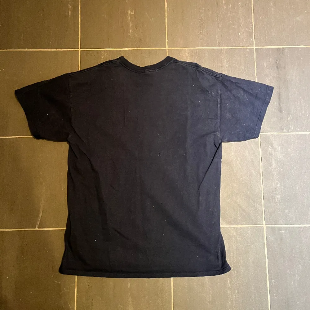Vintage T shirt ”Illinois Mom” tryck över bröstet. Mörkblå i färgen. Öppen till prisförslag. T-shirts.